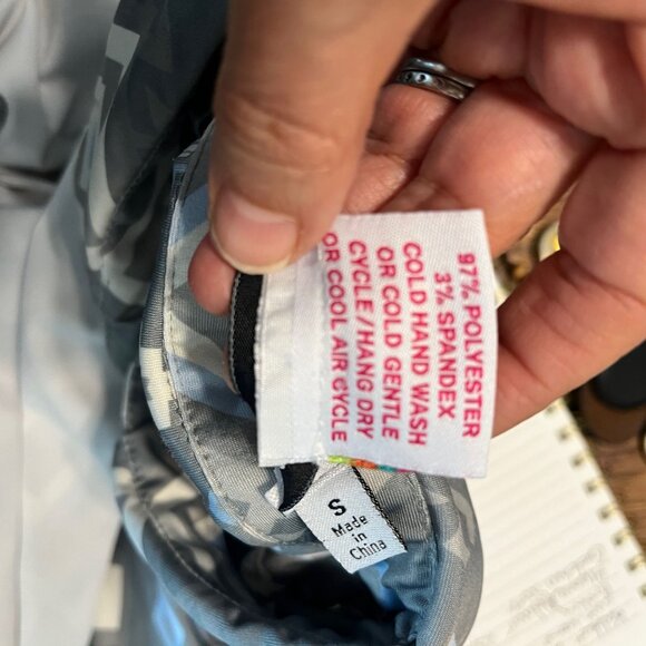 GRETCHEN SCOTT Aztec Print Top with Stretch Size Small - Picture 7 of 7